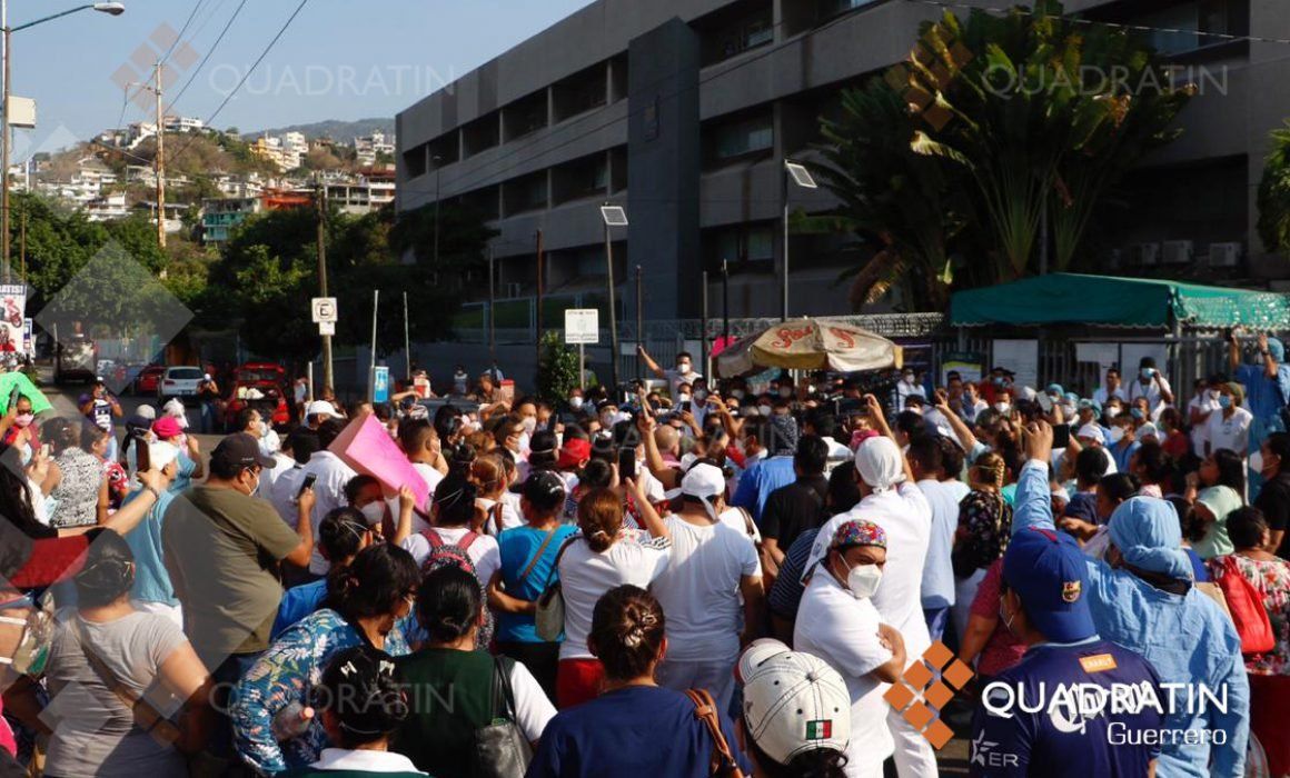 Bloquean trabajadores del IMSS la avenida Ruiz Cortines en Acapulco