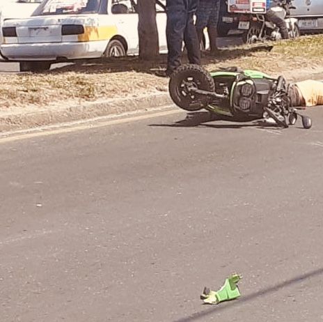 Perece motociclista al chocar contra
un auto en la Cayaco-Puerto Marqués