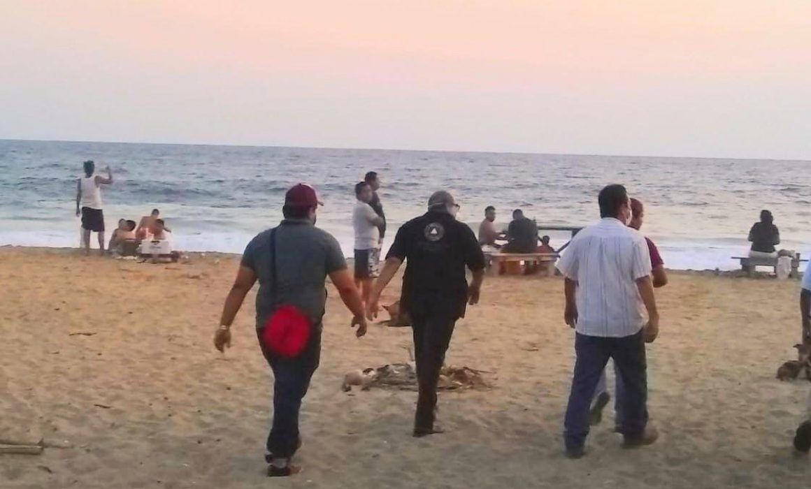 Dispersan a 250 personas de la playa, fiestas y bares en Acapulco