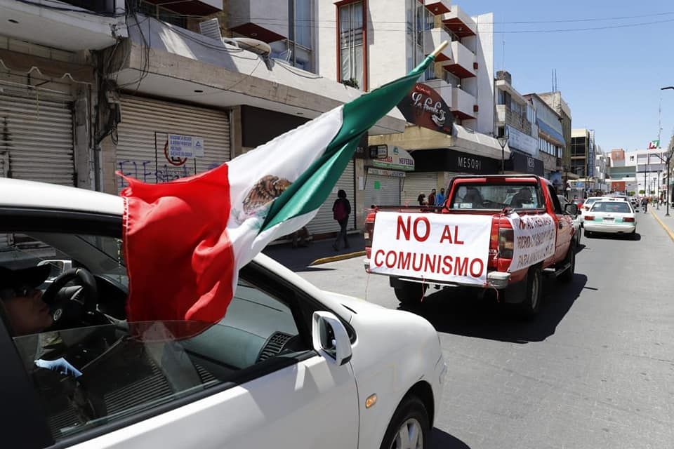 Medio centenar de personas busca la salida de AMLO en Pachuca; las placas eran foráneas