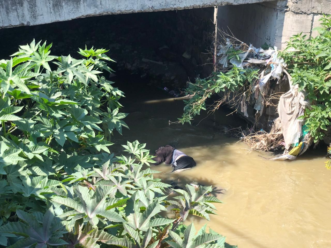 Encuentran otro cuerpo en el canal de aguas negras en Ecatepec, Estado de México