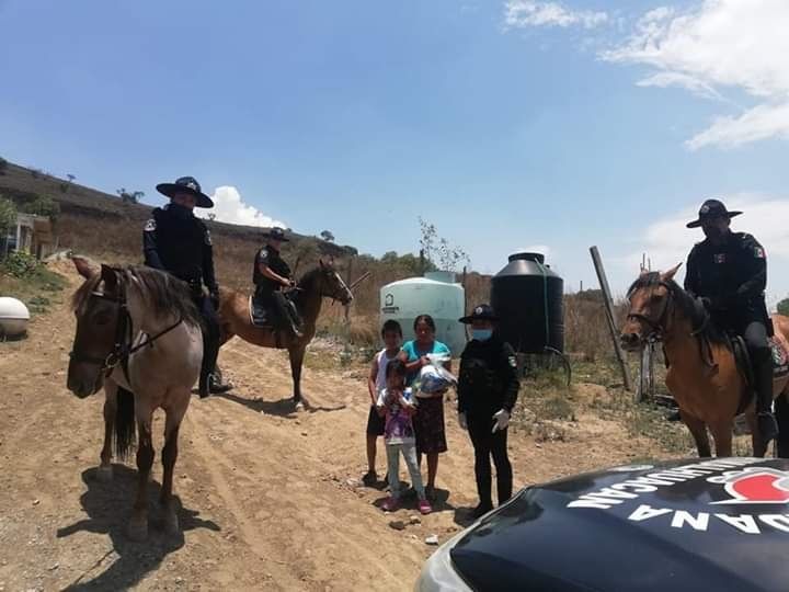 A caballo, entregan despensas en zona altas de Chimalhuacán