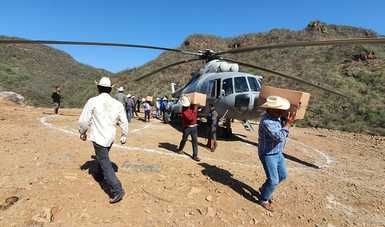 Con el apoyo de Semar, Secretaría de
Bienestar hizo puente aéreo para entrega de alimentos de la canasta básica a comunidades guarijía
