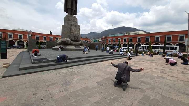 ¡Se la jalan! "Evangélicos" arrodillados en la plancha contaminada de Plaza Juárez por Covid piden a Dios desaparecer pandemia