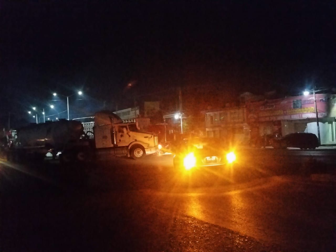Doce horas de bloqueo de la carretera federal México Laredo por vecinos de Ixmiquilpan, Hidalgo 