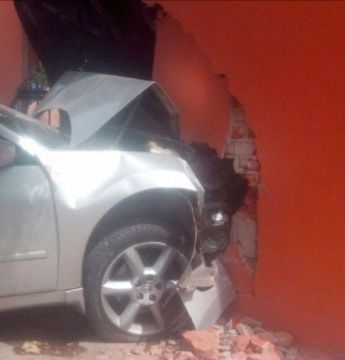 Exclusiva.En Chilcuautla, Hidalgo conductor de auto pierde el control y se impacta en vivienda ; 2 heridos. 