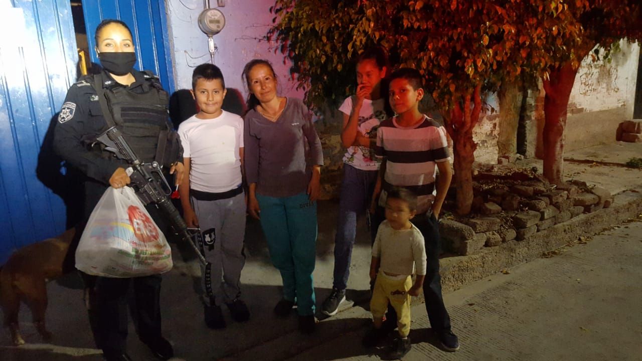 Policías de Chimalhuacán adoptan a familias