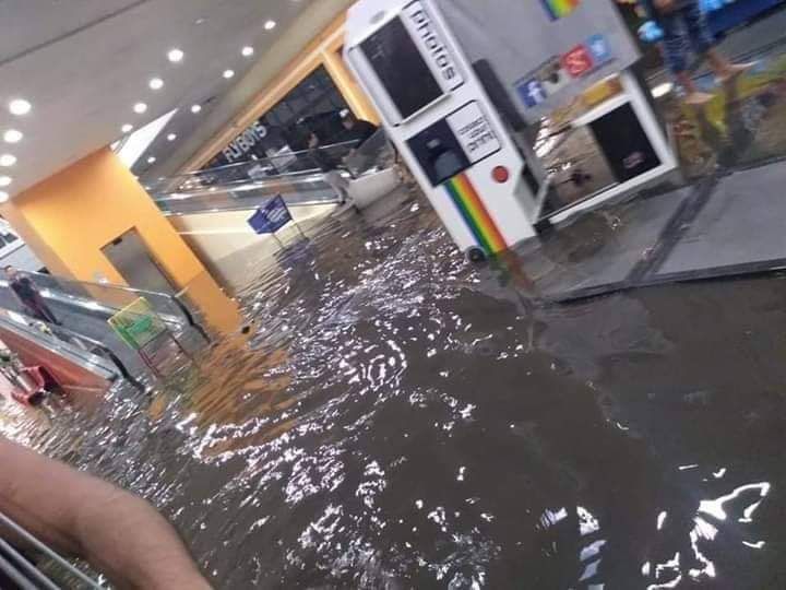 Inundación por lluvia en casas, plaza y hospital de Ecatepec