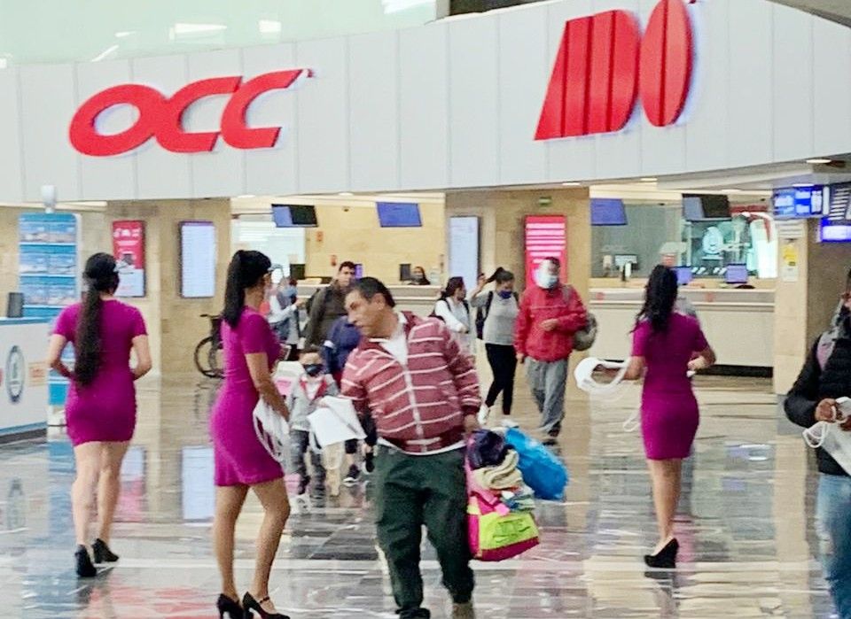 Edecanes de Volaris invaden espacio de ADO terminal TAPO 