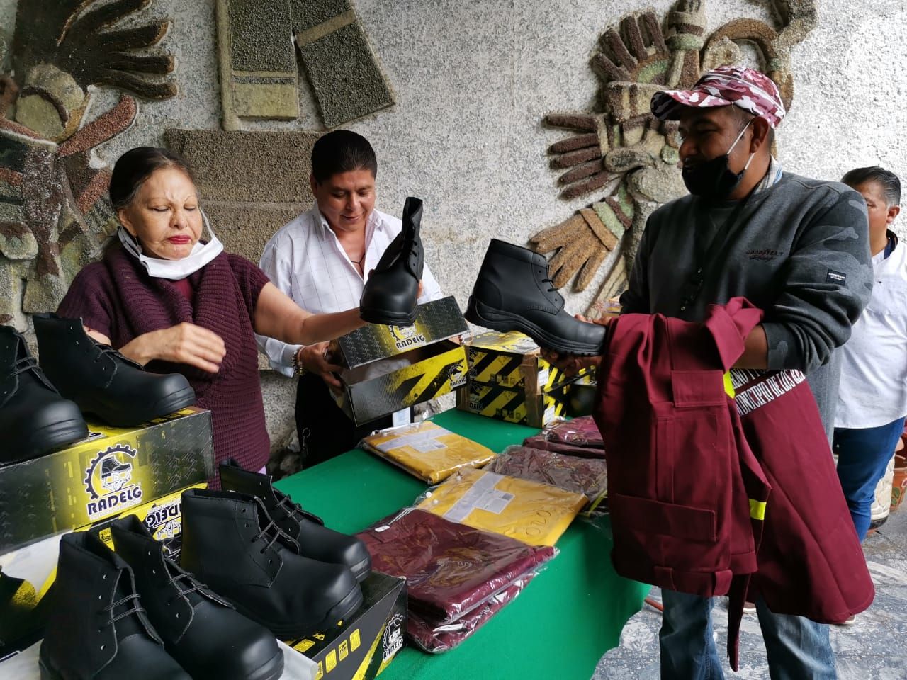 Gobierno de La Paz entrega uniformes y equipo de protección a personal de servicios publicos
