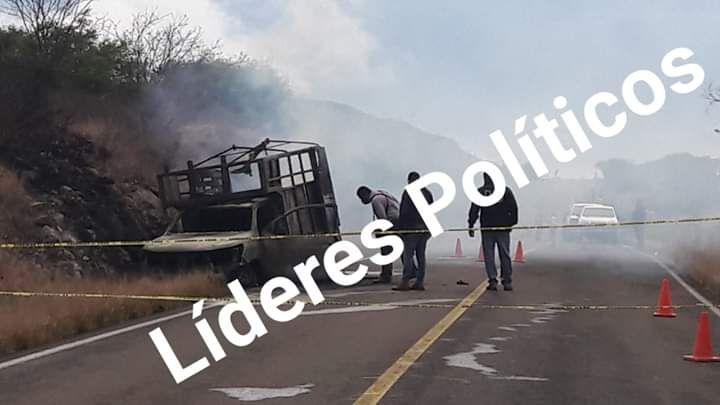 En Querétaro hayan hombre calcinado en camioneta incendiada en límites con Hidalgo. 