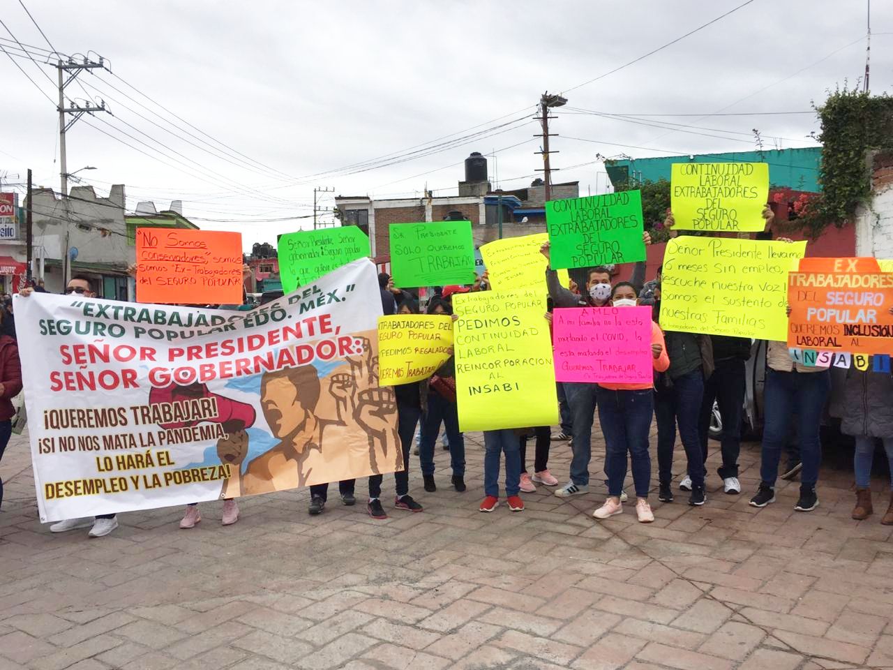Extrabajadores del Seguro Popular realizan manifestacion ante la visita de AMLO a Texcoco 
