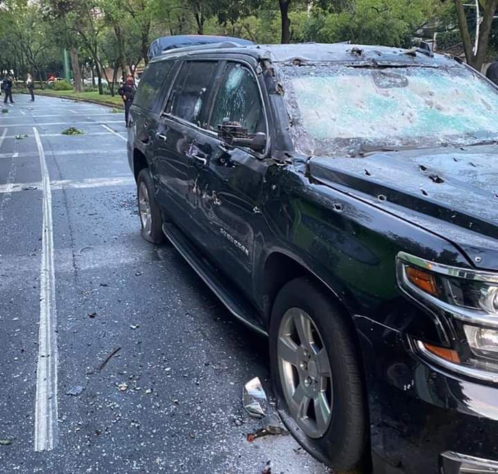 Foto :Así quedó la camioneta en que viajaba el Secretario de Seguridad Ciudadana de CDMX tras el atentado 