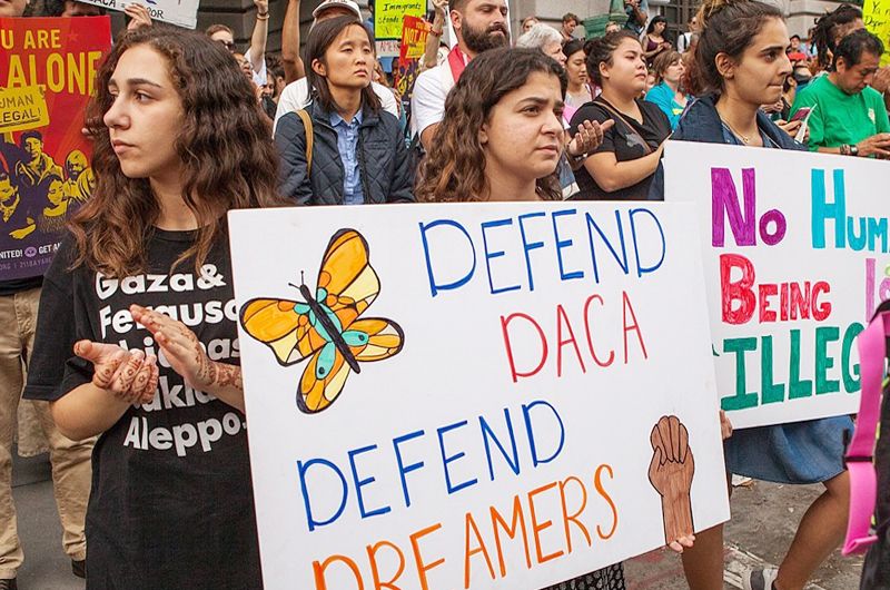 Jóvenes migrantes seguirán amparados con el programa DACA