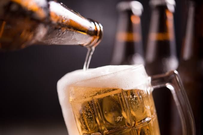 Estudio revela que beber cerveza aumenta el tamaño de los pechos en las mujeres.