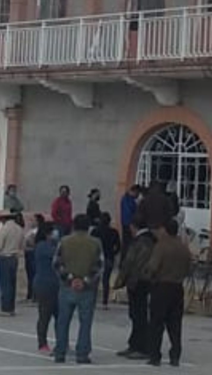 Vecinos de 9 comunidades de San Salvador, Hidalgo se manifiestan frente alcaldía en demanda de despensas