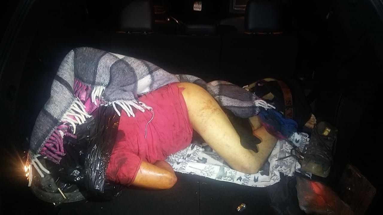 En Tepetlixpa localizan en el interior de la camioneta placas PZU 2355  del Estado de Morelos el cuerpo de un hombre 