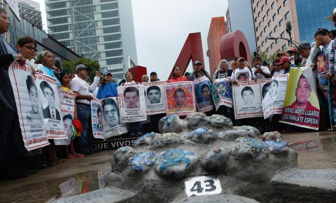 Caso Ayotzinapa: FGR solicita aprehensión de 46 funcionarios de Guerrero 