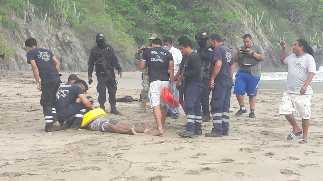 Un pescador murió y otro resultó herido al
ser arrastrados por las olas, en Zihuatanejo