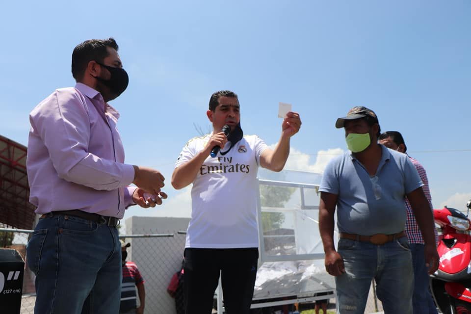 Raúl Meneses Rodríguez entrega automóvil a ganador de la rifa por puntual pago del impuesto predial en Progreso de Obregón