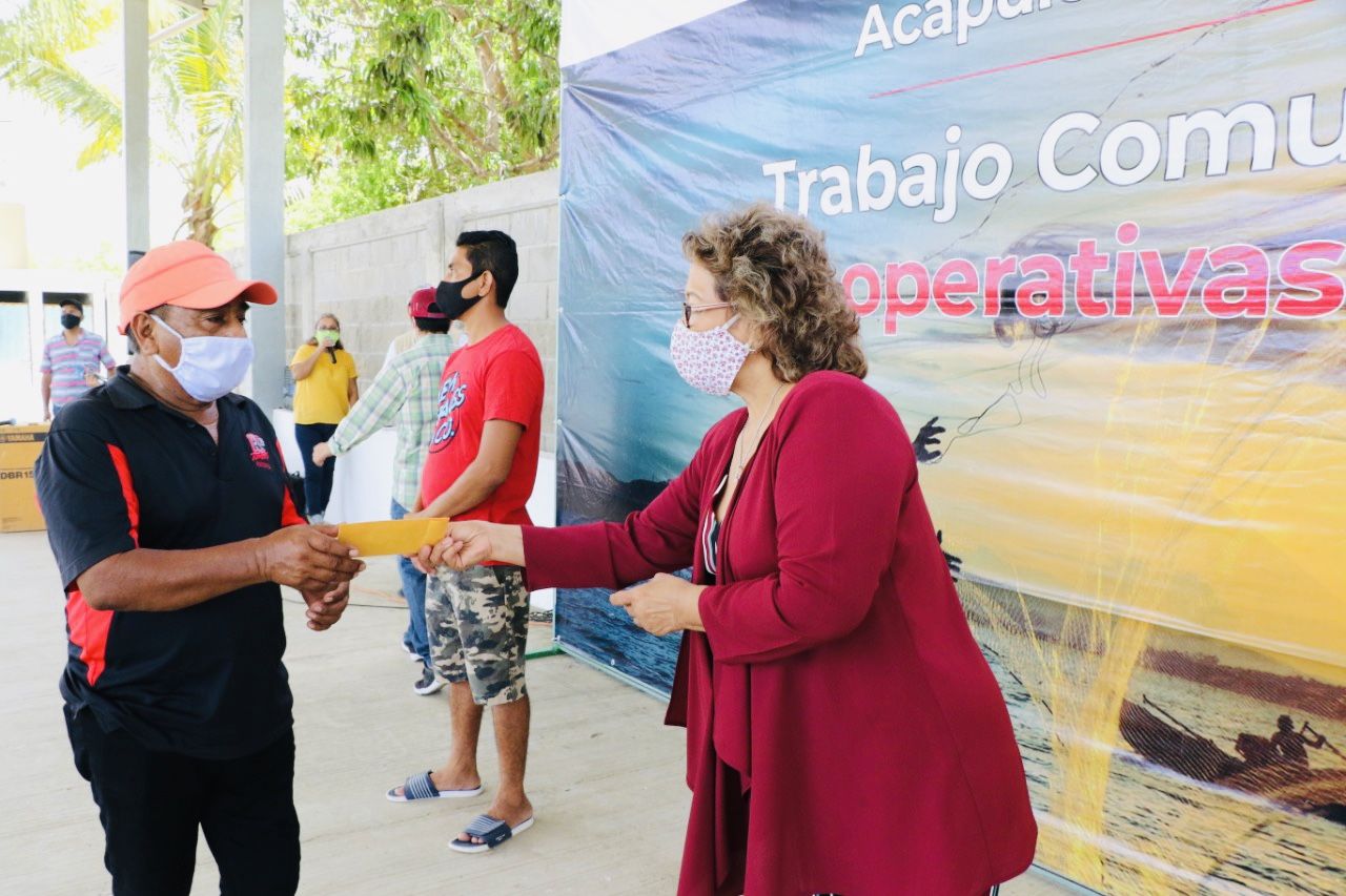Paga Gobierno de Acapulco trabajo comunitario a pescadores y buzos 