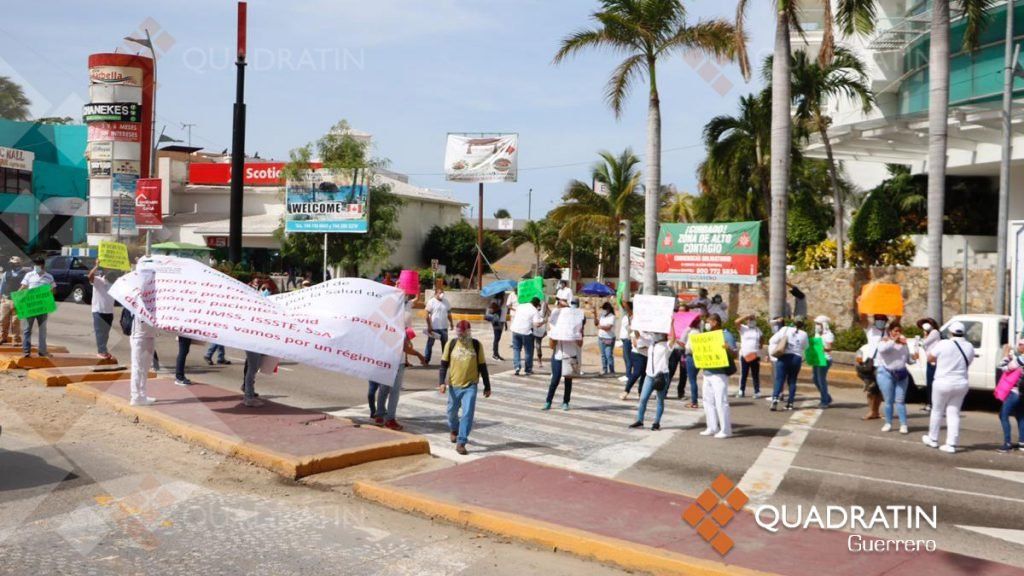 Marchan trabajadores de Salud en Acapulco para exigir mejoras laborales 