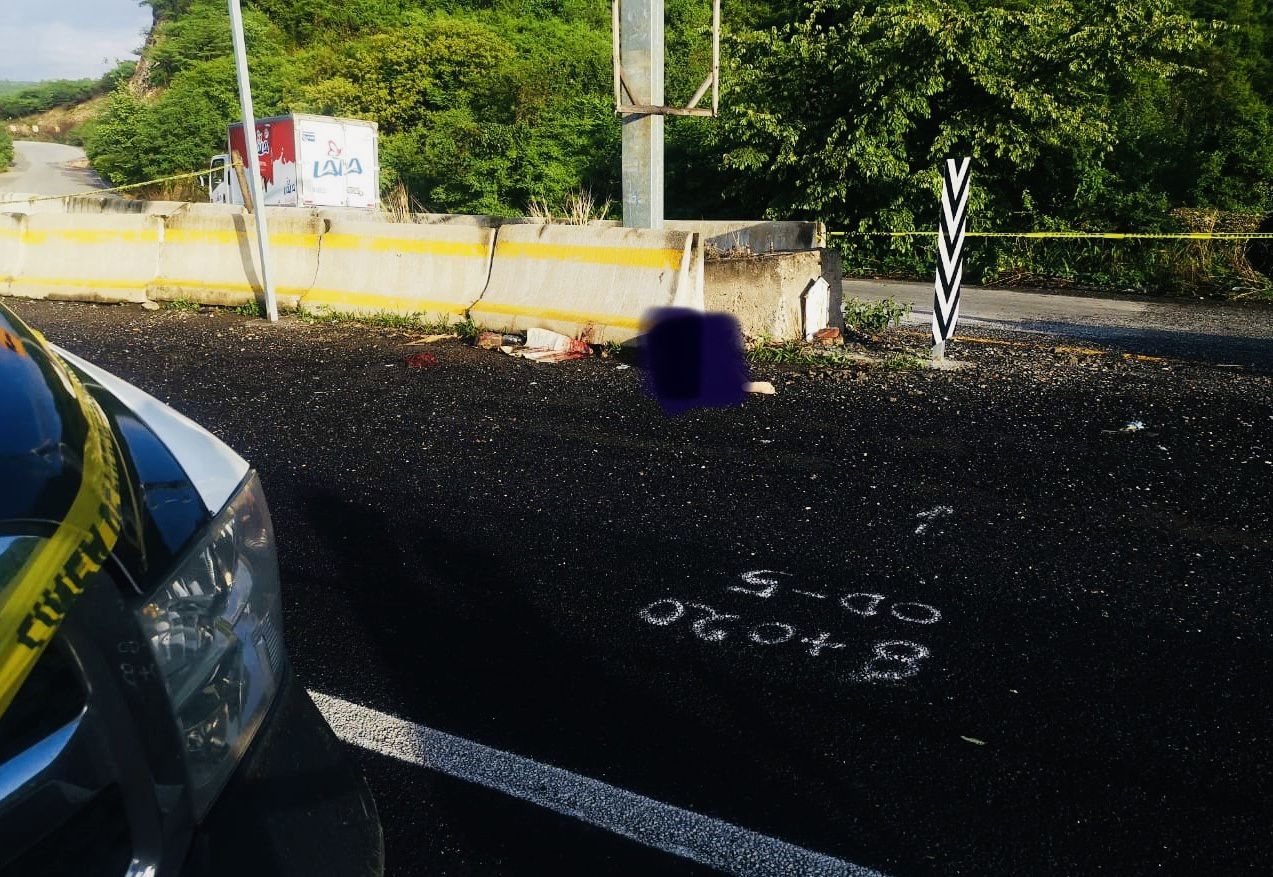 Dejan a mujer joven asesinada con narcomensaje en la carretera Iguala-Telolopapan