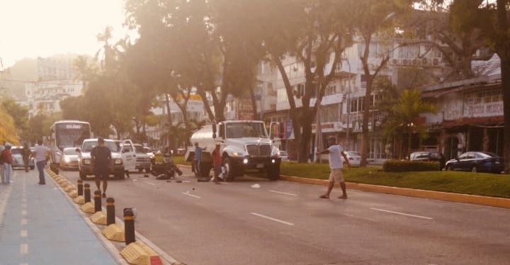 Se lesiona un agente de Tránsito al chocar su moto contra pipa del Ayuntamiento, en la Costera 
