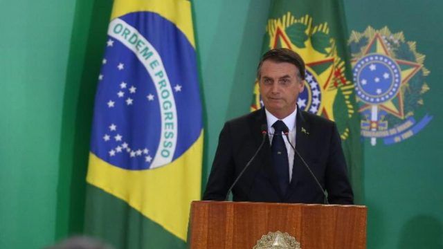 Bolsonaro veta obligación del uso de cubrebocas en lugares cerrados
