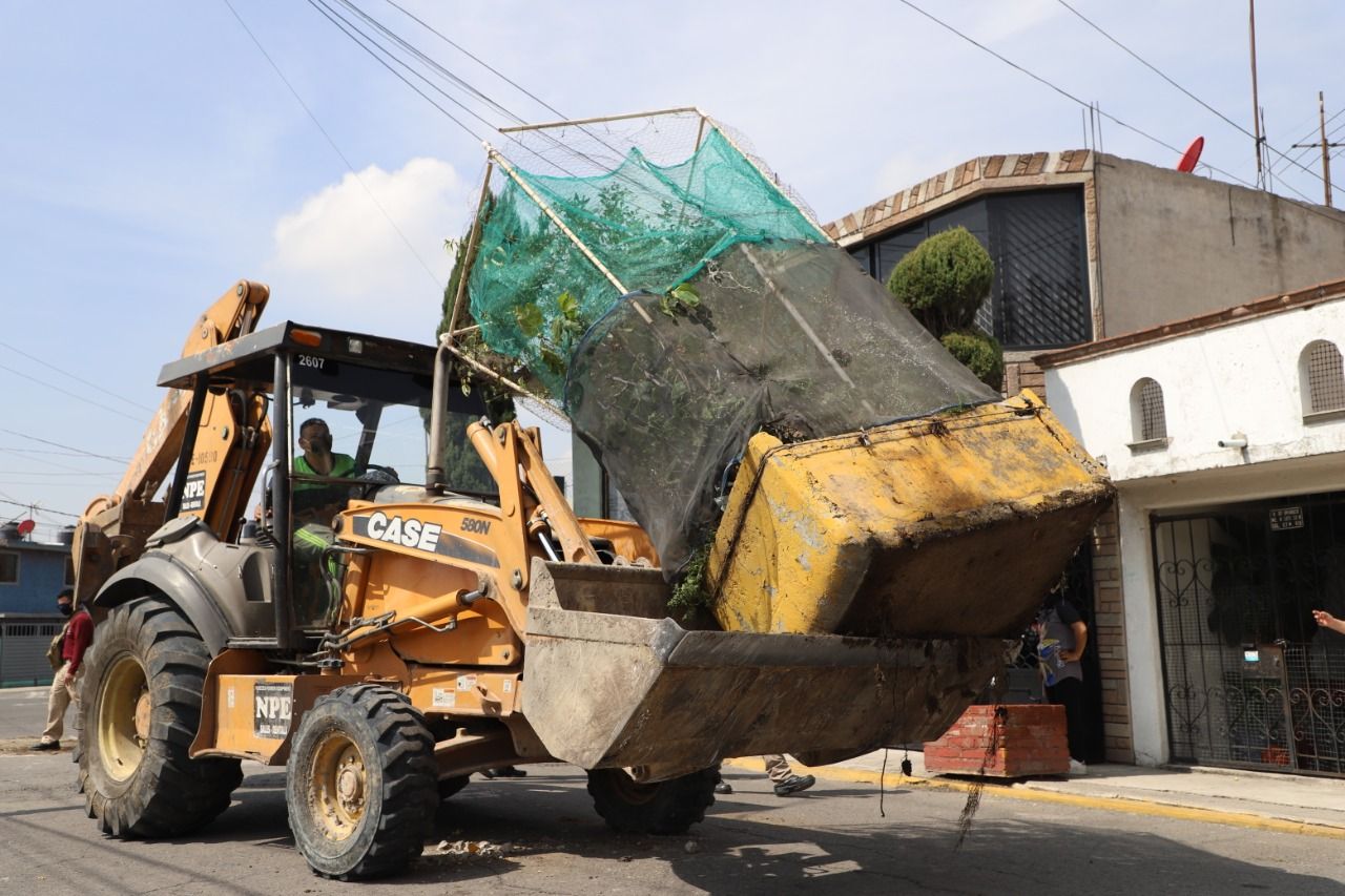 Autoridades de Ecatepec retiran rejas y jardineras para liberar 17 calles que permanecían cerradas a la circulación 
