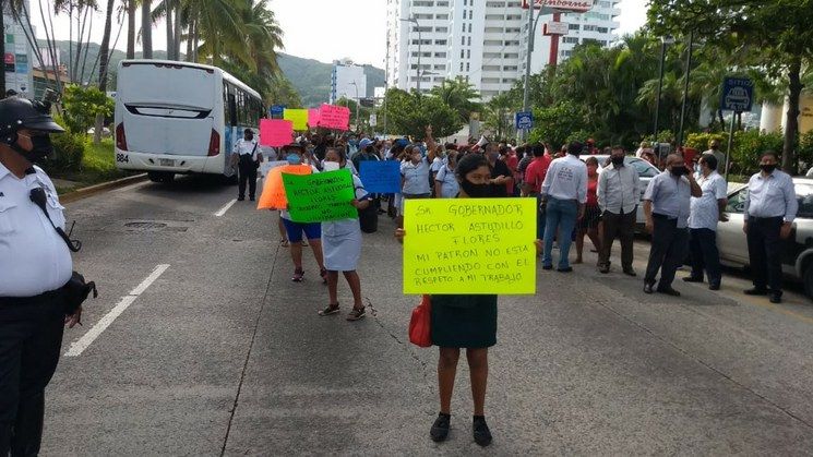 Protestan trabajadores de hotel en Acapulco por despidos injustificados