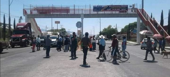 De última hora. 

Vecinos de San Salvador bloquean la México - Laredo por niño atropellado. 