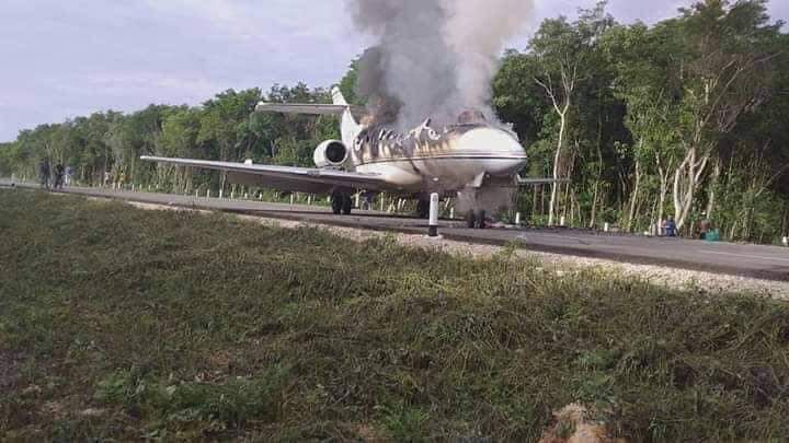 Avioneta con droga envuelta en llamas tras enfrentamiento con marinos y soldados en Quintana Roo. 