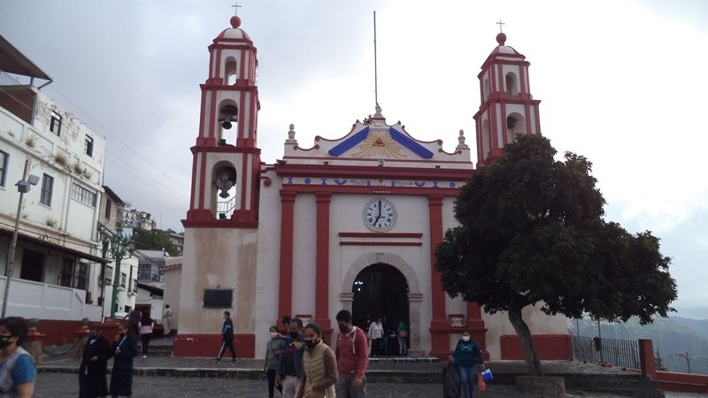 Párrocos de Taxco exhortan el pueblo a usar el cobrebocas como medida protectora eficaz contra virus.