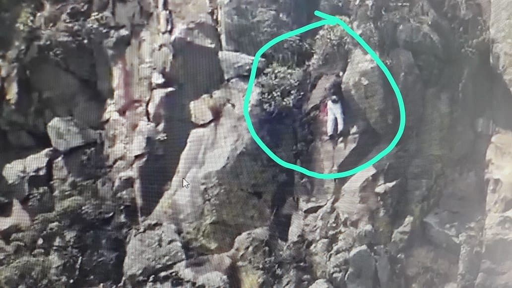 Rescatan a fotógrafo que cayó a un acantilado en el cerro de la purificación en Texcoco