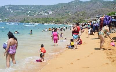 
Ignoran turistas y vendedores medidas sanitarias en playas de Acapulco