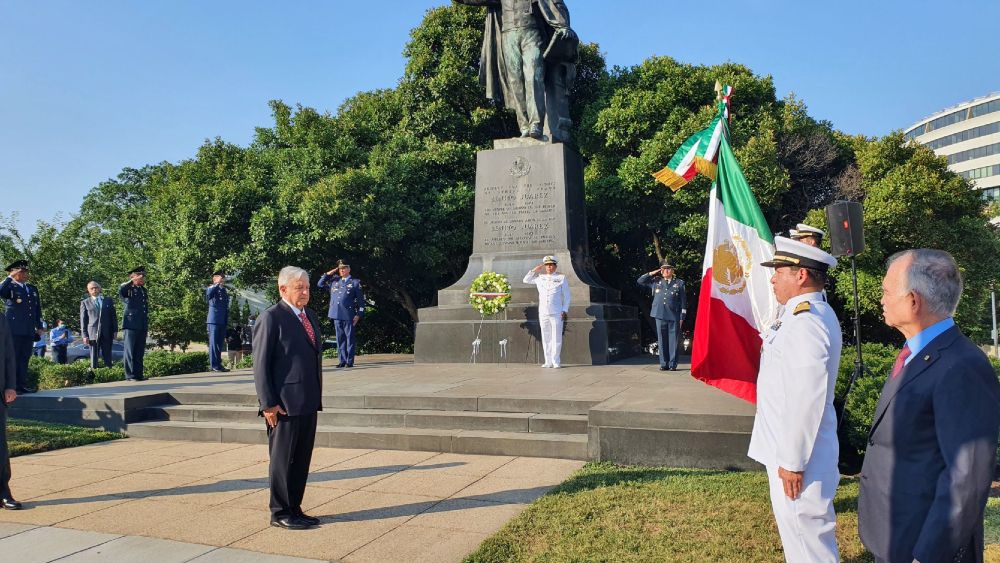 López Obrador deposita ofrendas en estatuas de Abraham Lincoln y Benito Juárez