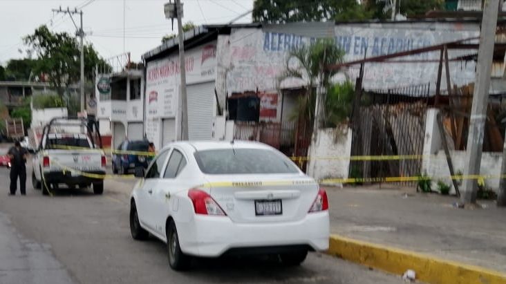 Hallan otro ejecutado y ensabanado en la cajuela de un auto, en Acapulco