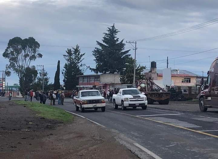 En Huichapan, Hidalgo bloquean carretera por incremento de cuotas de  agua potable. 