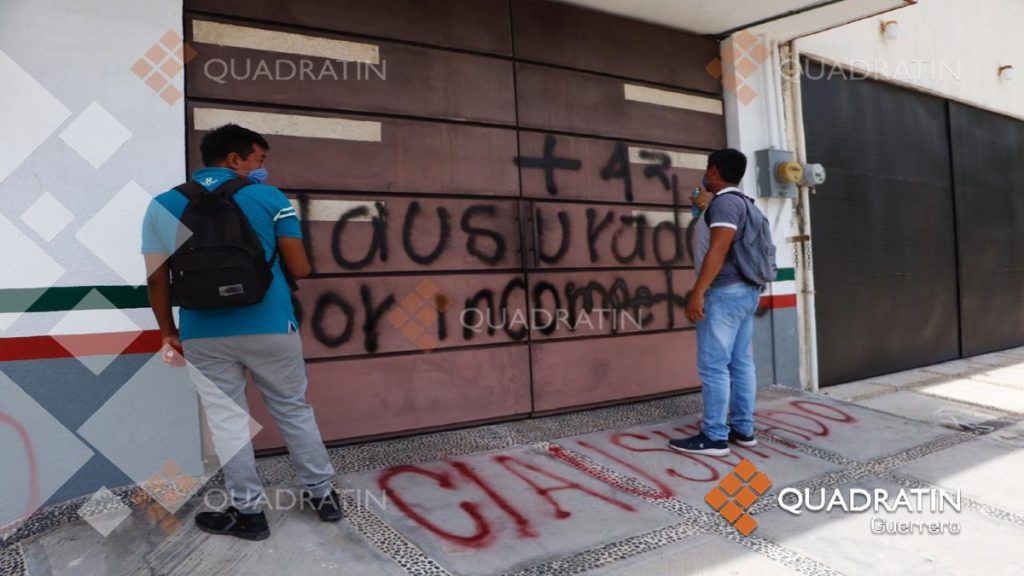 Normalistas y Los Olvidados de Ayotzinapa hacen pintas en Acapulco