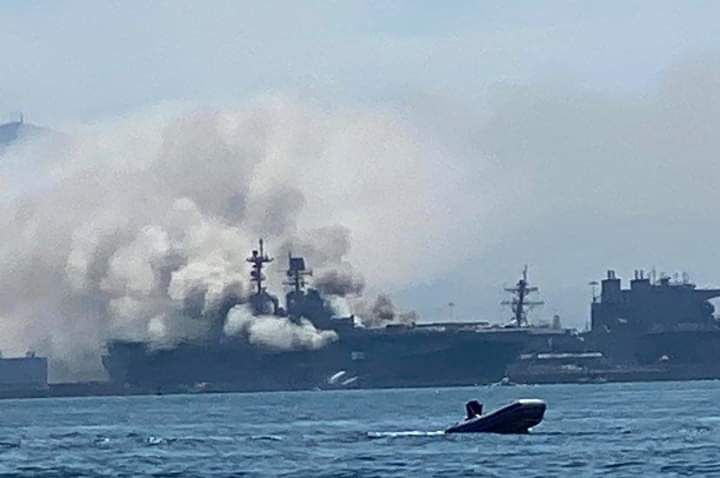 Buque de Guerra de la Armada de EU se incendia en su base de San Diego, Califormia. 