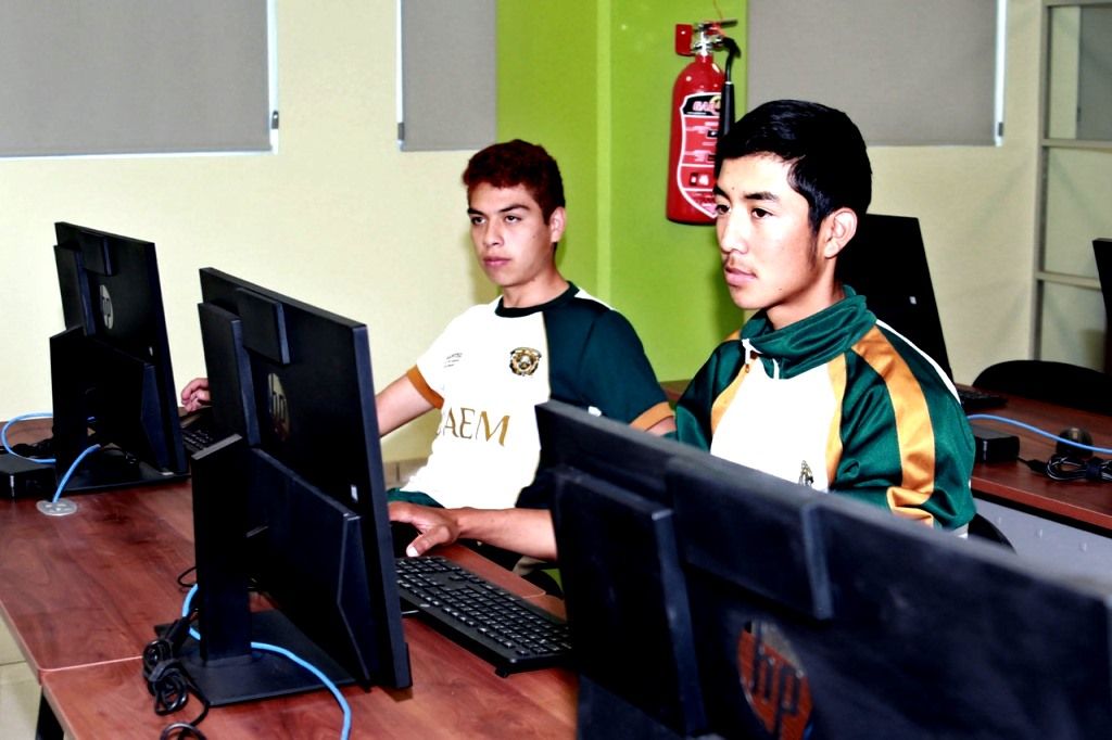 El GEM y UAEM apoyan a jóvenes que no cuenten con computadora o internet para que realicen examen de ingreso