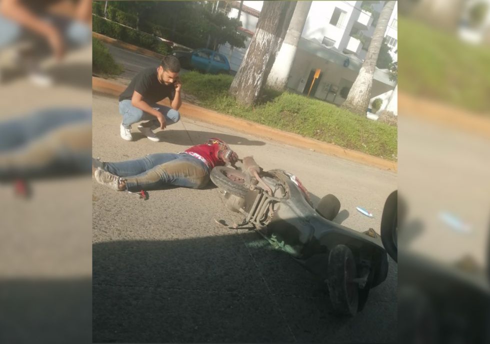 Mujer se lesionó gravemente en su
moto sobre la Costera de Acapulco