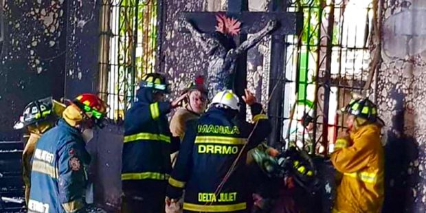 La iglesia sufre un fuego devastador, pero la Hostia Consagrada permanece intacta