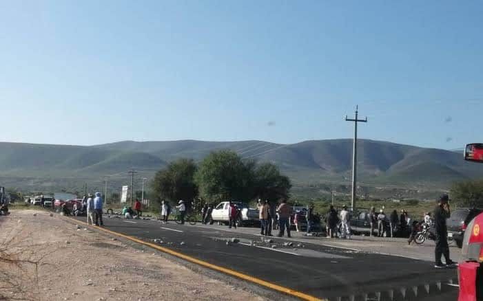 En demanda de justicia por niña atropellada hace un mes bloquean por 6 horas carretera federal México - Laredo 