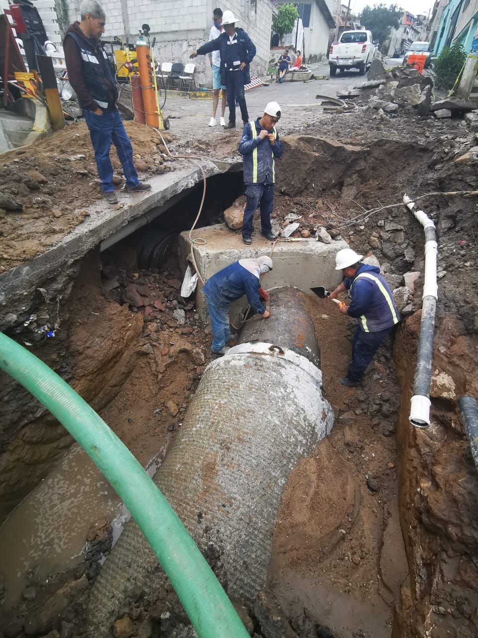 Atiende CAEM fuga de agua en la línea de Macrocircuito en Tultitlán