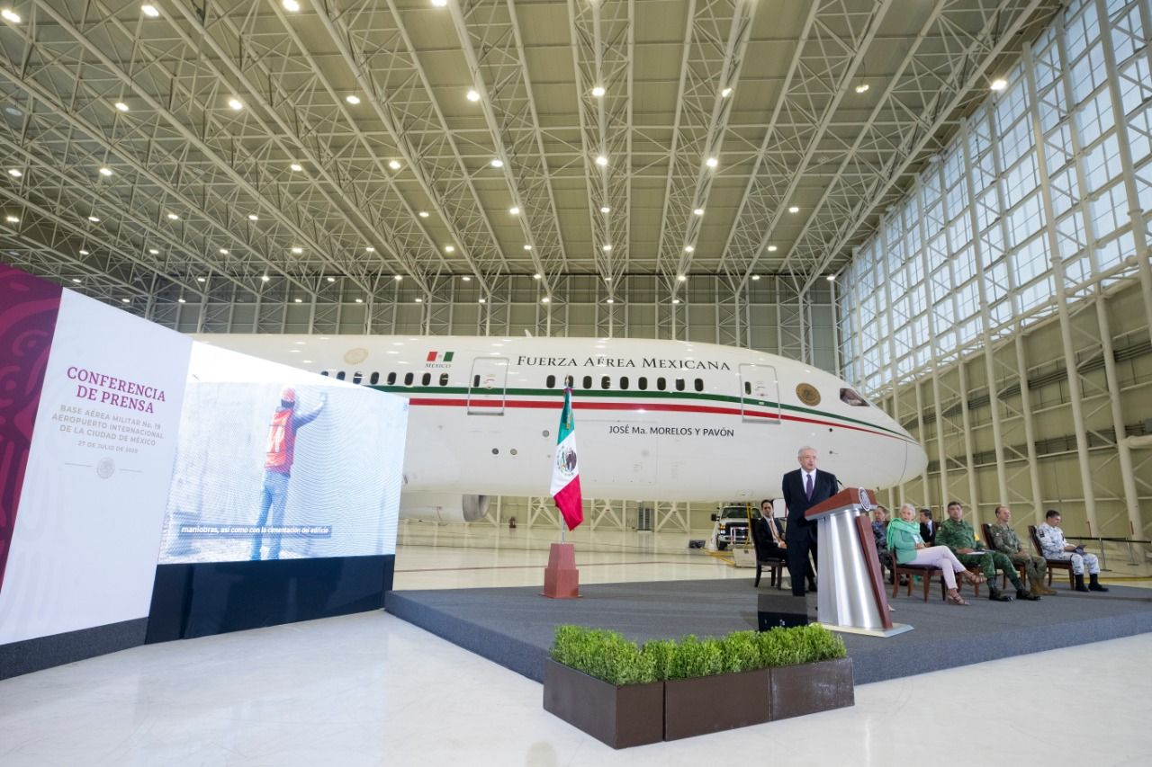  Con el símbolo de la corrupción, el avión presidencial el presidente Andrés Manuel López Obrador dio la conferencia mañanera