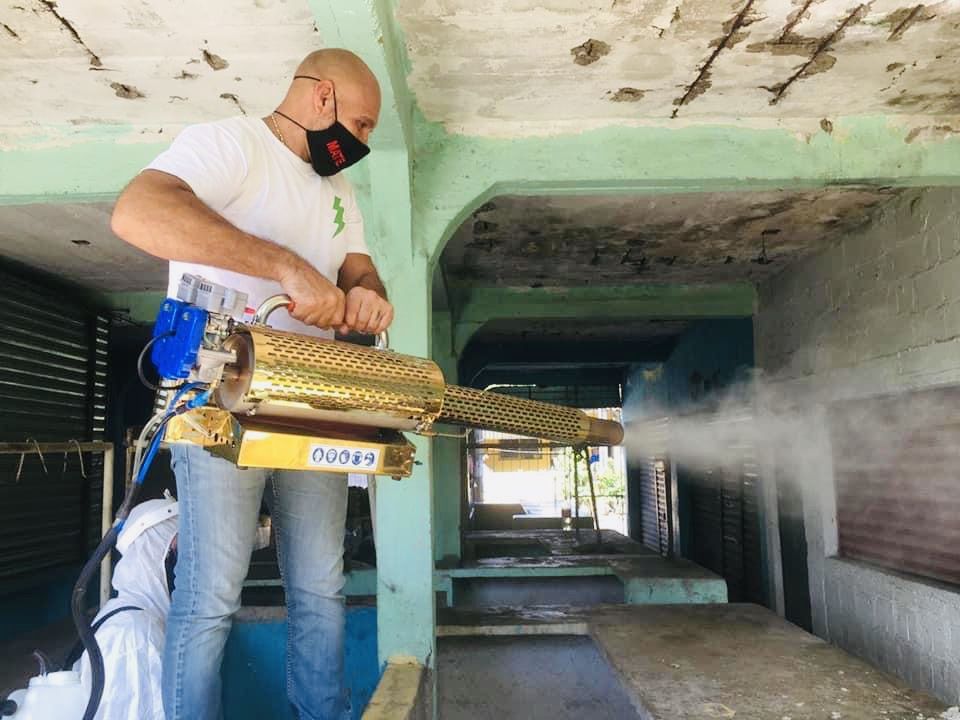 Sanitiza Alfredo Mate calles y negocios de Cayaco, en Acapulco 