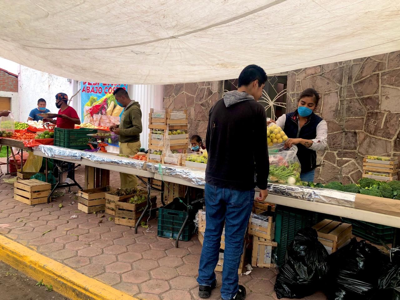 Acuden vecinos de Tepetitlán por la despensa de verduras a bajo costo