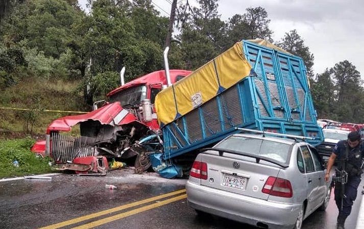 Un muerto y dos heridos deja accidente en Acatzingo Puebla.